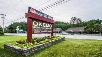 Schild für den Okemo Mountain Resort mit Logo, dem Namen und der Erwähnung der Jackson Gore Adventure Zone.
