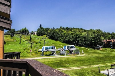 Ski-in/out mountainside condo close to everything with full kitchen - tranquil