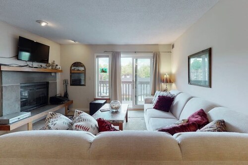 Ski-in/out mountainside condo close to everything with full kitchen - tranquil