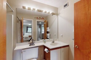 Bathroom - Ski-in/out mountainside condo close to everything with full kitchen - tranquil (Ludlow)