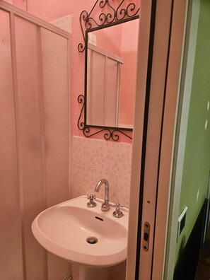 Asciugacapelli, bidet, asciugamani, sapone
