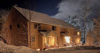 Mountain townhome: seasonal pool, ski shuttle & walk to town