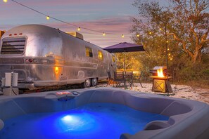 Outdoor spa tub - Glamping Airstream-Hot Tub-Classic-Close to town (Fredericksburg)