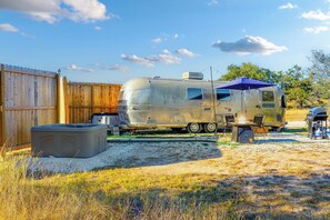Property grounds - Glamping Airstream-Hot Tub-Classic-Close to town (Fredericksburg)