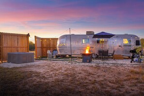Exterior - Glamping Airstream-Hot Tub-Classic-Close to town (Fredericksburg)