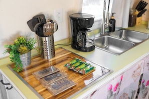 Private kitchen - Glamping Airstream-Hot Tub-Classic-Close to town (Fredericksburg)