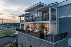 Exterior - Hokusai Flat Luxury Coastal Retreat Nearly 800 SF Private Terrace overlooks Pool (Rehoboth Beach)