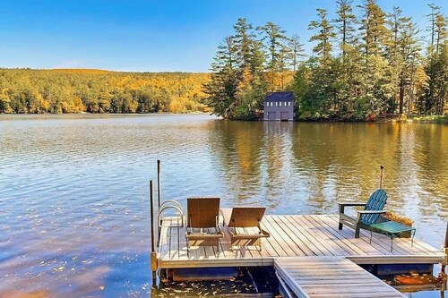 Elegantly Rustic Getaway w/Yard, Fire Pit, Dock, Kayaks - Close to Skiing