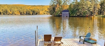 Elegantly Rustic Getaway w/Yard, Fire Pit, Dock, Kayaks - Close to Skiing