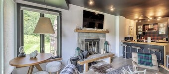 Ski-in/out gem with balcony, fast WiFi, modern decor & full kitchen