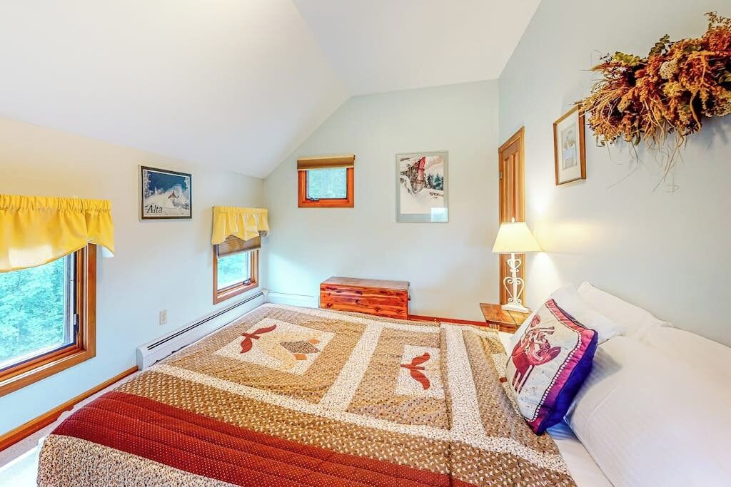 Desk, travel cot, free WiFi, bed sheets