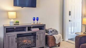 TV, fireplace