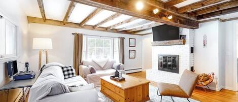 TV, fireplace