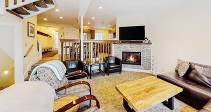 Mountain-view condo near Sachem Trail with pool - walk to lifts
