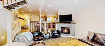 Mountain-view condo near Sachem Trail with pool - walk to lifts