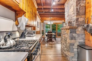 Fridge, microwave, oven, stovetop - Lakefront house with skiing nearby, dock, and amazing views - dog-friendly (Ludlow)
