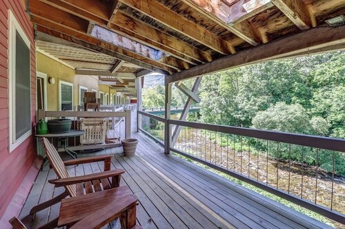 Dog-friendly & riverfront condo one mile from Okemo with wood fireplace