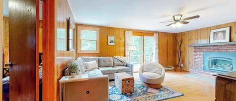 TV, fireplace
