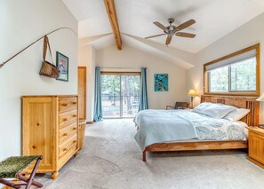 4 bedrooms, WiFi, bed sheets - BBR Ranch House - Hot Tub - Ping-Pong - Sleeps 14 (Sisters)