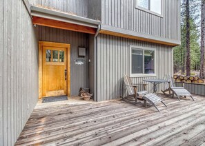 Outdoor dining - BBR Ranch House - Hot Tub - Ping-Pong - Sleeps 14 (Sisters)