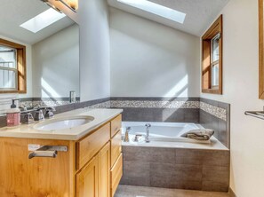 Hair dryer, towels, soap, toilet paper - BBR Ranch House - Hot Tub - Ping-Pong - Sleeps 14 (Sisters)