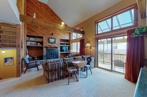Three-level ski-in/out condo with sauna, washer/dryer & mountain view