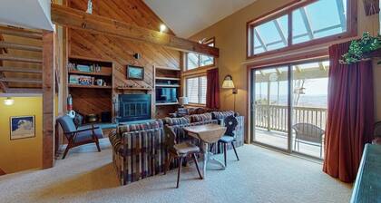 Three-level ski-in/out condo with sauna, washer/dryer & mountain view