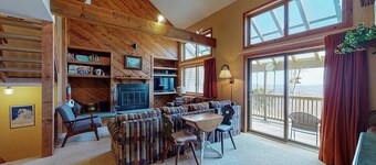 Three-level ski-in/out condo with sauna, washer/dryer & mountain view