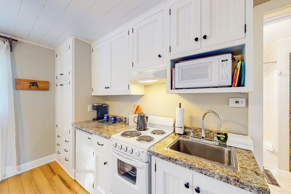 Fridge, microwave, oven, coffee/tea maker