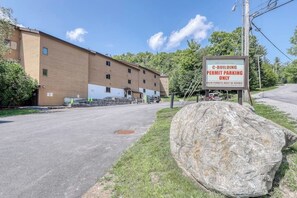 Property grounds - Ground Floor ski-in/out condo, full kitchen & high-speed WiFi (Ludlow)