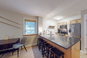 Fridge, microwave, oven, stovetop - Ground Floor ski-in/out condo, full kitchen & high-speed WiFi (Ludlow)