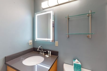 Shower, hair dryer, towels. Ground Floor ski-in/out condo, full kitchen & high-speed WiFi