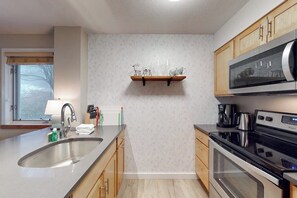 Réfrigérateur, four à micro-ondes, un four, surface de cuisson