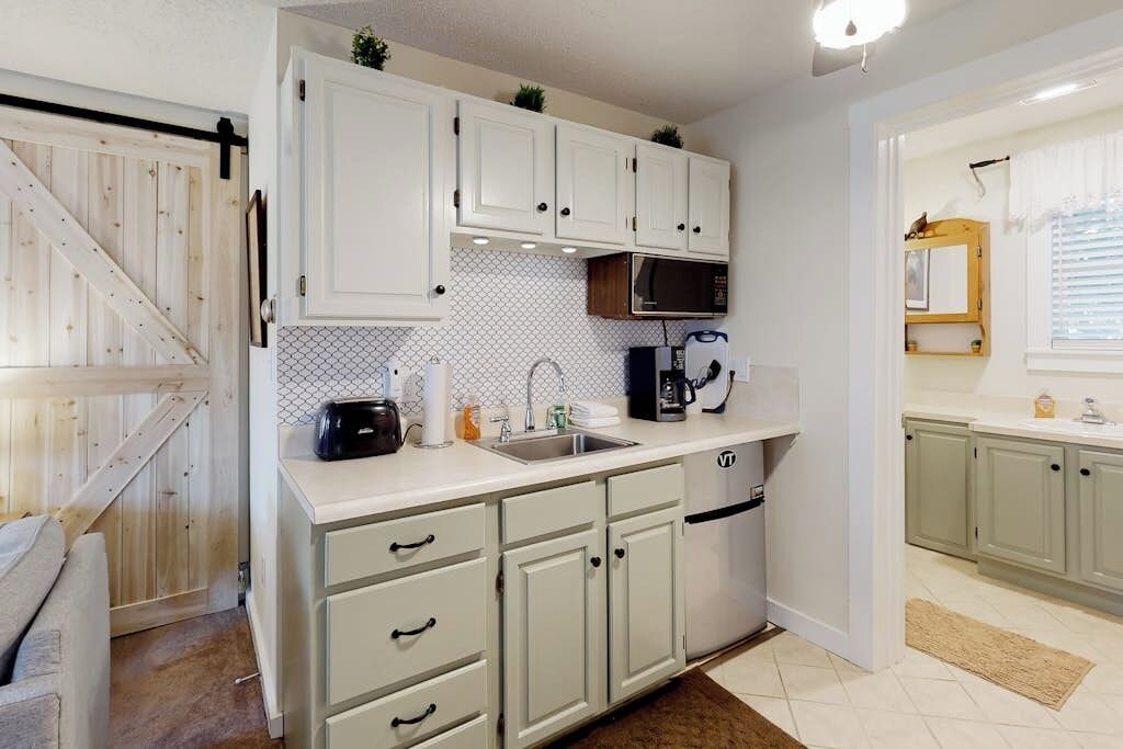 Microwave, oven, stovetop, coffee/tea maker