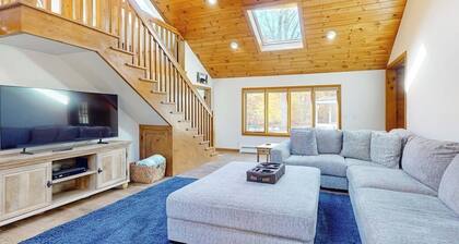 Beautiful dog-friendly house w/ fireplace, firepit, bbq, deck, patio, w/d, wifi