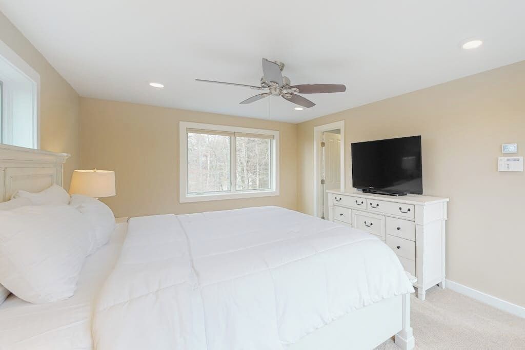 Desk, iron/ironing board, travel cot, Internet