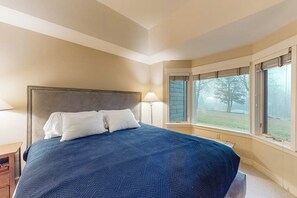 2 bedrooms, free WiFi, bed sheets - Recently Renovated Ski-In/Out Condo w/Fireplace, Shared Pool, Hot Tub, Sauna (Ludlow)