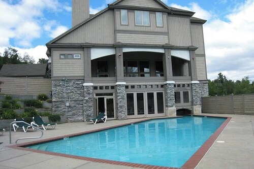 Recently Renovated Ski-In/Out Condo w/Fireplace, Shared Pool, Hot Tub, Sauna