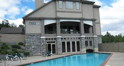 Recently Renovated Ski-In/Out Condo w/Fireplace, Shared Pool, Hot Tub, Sauna