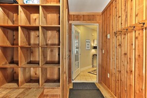 Interior - Recently Renovated Ski-In/Out Condo w/Fireplace, Shared Pool, Hot Tub, Sauna (Ludlow)