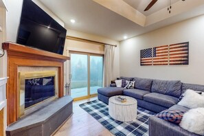 TV, fireplace, DVD player - Recently Renovated Ski-In/Out Condo w/Fireplace, Shared Pool, Hot Tub, Sauna (Ludlow)