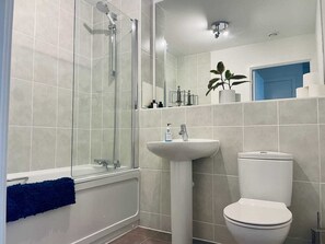 Hair dryer, towels, soap, toilet paper - Entire rental unit in London, United Kingdom (London)