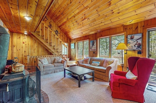 Inviting Okemo ski mountain home, two house walk to ski slope!