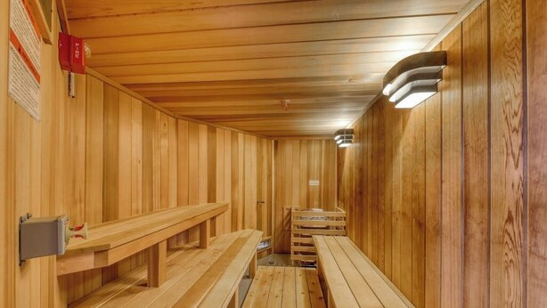 Una sauna con bancos de madera y techo inclinado.