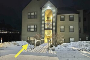 Ein mehrstöckiges Gebäude mit einer zentralen Treppe, die zu einer oberen Ebene führt.