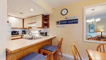 Coffee/tea maker, fridge, microwave, oven