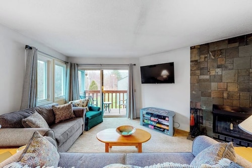 Getaway with a fireplace, washer/dryer, cable, pool, & golf nearby