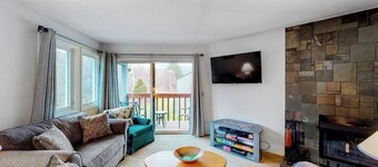 Getaway with a fireplace, washer/dryer, cable, pool, & golf nearby