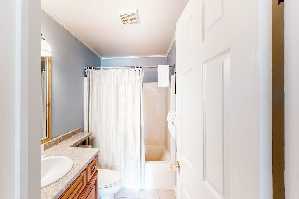 Un bagno con doccia, lavabo e water.