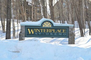 Schild für Winterplace in Okemo mit einem Ahornblatt-Wappen.